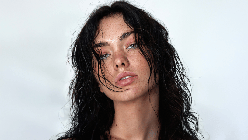 Acconciature con trecce e wet look: i best trends dell'estate 2025
