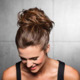 Hairdo Fancy Do Elastico Para Cabello Castaño Oscuro y Negro con Mechas